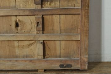 アンティーク建具　上手物!!　うさぎの金具も良いね　厚く背も高い高級な格子蔵戸1枚(引き戸、玄関戸、格子戸)(R-080223)