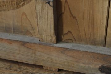 アンティーク建具　上手物!!　うさぎの金具も良いね　厚く背も高い高級な格子蔵戸1枚(引き戸、玄関戸、格子戸)(R-080223)