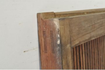 アンティーク建具　上手物!!　うさぎの金具も良いね　厚く背も高い高級な格子蔵戸1枚(引き戸、玄関戸、格子戸)(R-080223)