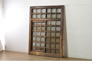 アンティーク建具　ガラス入り　和モダンな空間を演出する升目(マス目)格子のくぐり戸1枚(きつね格子、狐格子、蔵戸、玄関戸、引き戸)(R-080224)