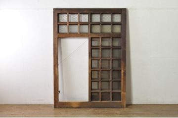 アンティーク建具　ガラス入り　和モダンな空間を演出する升目(マス目)格子のくぐり戸1枚(きつね格子、狐格子、蔵戸、玄関戸、引き戸)(R-080224)