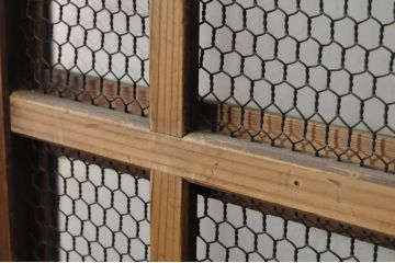 アンティーク建具　ガラス入り　和モダンな空間を演出する升目(マス目)格子のくぐり戸1枚(きつね格子、狐格子、蔵戸、玄関戸、引き戸)(R-080224)