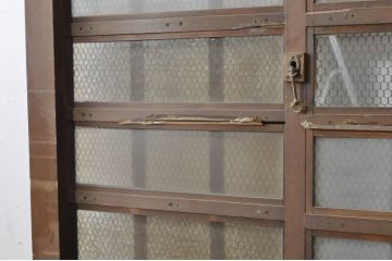 アンティーク建具　ガラス入り　和モダンな空間を演出する升目(マス目)格子のくぐり戸1枚(きつね格子、狐格子、蔵戸、玄関戸、引き戸)(R-080224)