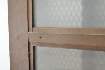 アンティーク建具　ガラス入り　和モダンな空間を演出する升目(マス目)格子のくぐり戸1枚(きつね格子、狐格子、蔵戸、玄関戸、引き戸)(R-080224)
