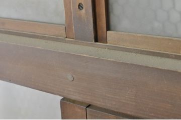 アンティーク建具　ガラス入り　和モダンな空間を演出する升目(マス目)格子のくぐり戸1枚(きつね格子、狐格子、蔵戸、玄関戸、引き戸)(R-080224)