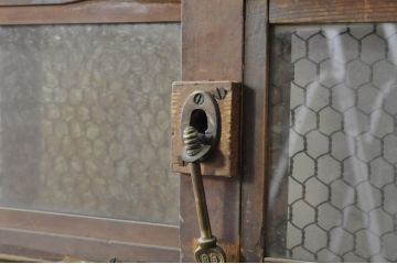 アンティーク建具　ガラス入り　和モダンな空間を演出する升目(マス目)格子のくぐり戸1枚(きつね格子、狐格子、蔵戸、玄関戸、引き戸)(R-080224)