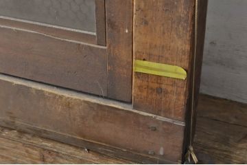アンティーク建具　ガラス入り　和モダンな空間を演出する升目(マス目)格子のくぐり戸1枚(きつね格子、狐格子、蔵戸、玄関戸、引き戸)(R-080224)