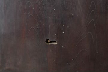 アンティーク建具　上手物!!　富山産　総欅(ケヤキ)材　裏側まで漆塗りの格子蔵戸1枚(引き戸、玄関戸、格子戸)(R-080225)