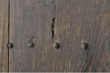 アンティーク建具　ペイント仕上げ限定　どこか懐かしい雰囲気を醸し出す蔵戸1枚(引き戸、玄関戸)(R-080227)