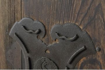 アンティーク建具　ペイント仕上げ限定　どこか懐かしい雰囲気を醸し出す蔵戸1枚(引き戸、玄関戸)(R-080227)