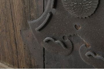 アンティーク建具　ペイント仕上げ限定　どこか懐かしい雰囲気を醸し出す蔵戸1枚(引き戸、玄関戸)(R-080227)