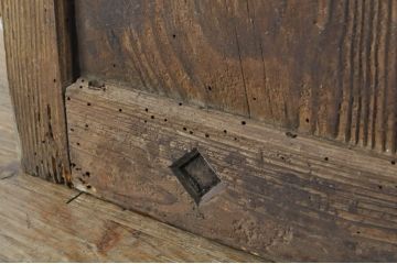 アンティーク建具　ペイント仕上げ限定　どこか懐かしい雰囲気を醸し出す蔵戸1枚(引き戸、玄関戸)(R-080227)