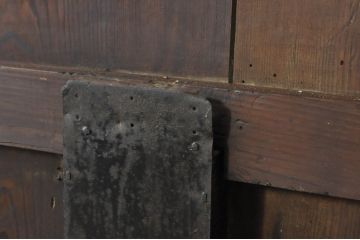 アンティーク建具　ペイント仕上げ限定　どこか懐かしい雰囲気を醸し出す蔵戸1枚(引き戸、玄関戸)(R-080227)