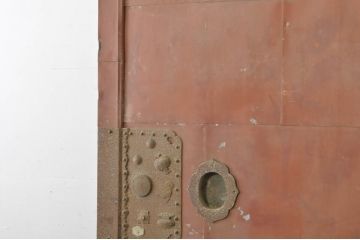 アンティーク建具　重厚な味わい深い鉄板張りの蔵戸1枚(鉄扉、玄関戸、引き戸)(R-080228)