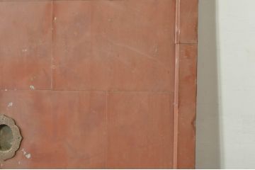 アンティーク建具　重厚な味わい深い鉄板張りの蔵戸1枚(鉄扉、玄関戸、引き戸)(R-080228)
