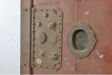 アンティーク建具　重厚な味わい深い鉄板張りの蔵戸1枚(鉄扉、玄関戸、引き戸)(R-080228)