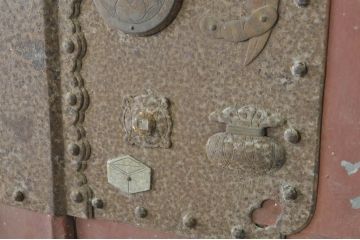アンティーク建具　重厚な味わい深い鉄板張りの蔵戸1枚(鉄扉、玄関戸、引き戸)(R-080228)