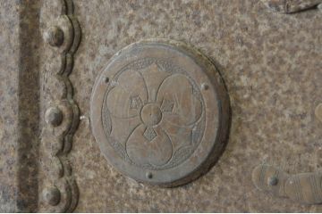 アンティーク建具　重厚な味わい深い鉄板張りの蔵戸1枚(鉄扉、玄関戸、引き戸)(R-080228)