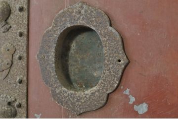 アンティーク建具　重厚な味わい深い鉄板張りの蔵戸1枚(鉄扉、玄関戸、引き戸)(R-080228)