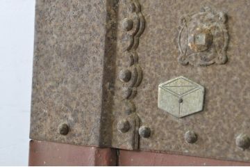 アンティーク建具　重厚な味わい深い鉄板張りの蔵戸1枚(鉄扉、玄関戸、引き戸)(R-080228)