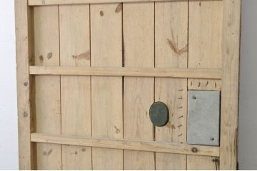 アンティーク建具　重厚な味わい深い鉄板張りの蔵戸1枚(鉄扉、玄関戸、引き戸)(R-080228)