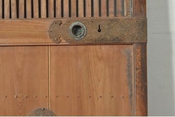 アンティーク建具　総欅(ケヤキ)材　時代の流れを感じさせる格子蔵戸1枚(引き戸、玄関戸、格子戸)(R-080229)
