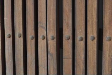 アンティーク建具　総欅(ケヤキ)材　時代の流れを感じさせる格子蔵戸1枚(引き戸、玄関戸、格子戸)(R-080229)