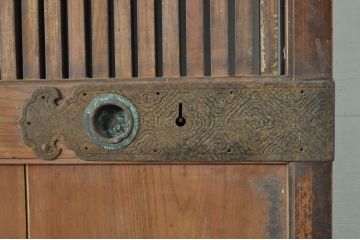 アンティーク建具　総欅(ケヤキ)材　時代の流れを感じさせる格子蔵戸1枚(引き戸、玄関戸、格子戸)(R-080229)
