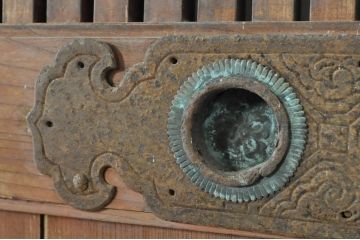 アンティーク建具　総欅(ケヤキ)材　時代の流れを感じさせる格子蔵戸1枚(引き戸、玄関戸、格子戸)(R-080229)