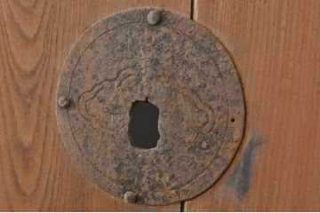アンティーク建具　総欅(ケヤキ)材　時代の流れを感じさせる格子蔵戸1枚(引き戸、玄関戸、格子戸)(R-080229)