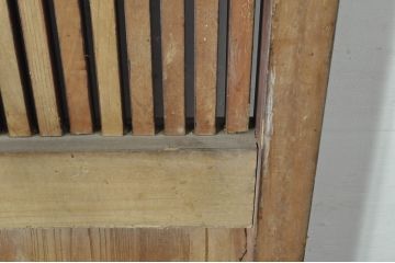 アンティーク建具　総欅(ケヤキ)材　時代の流れを感じさせる格子蔵戸1枚(引き戸、玄関戸、格子戸)(R-080229)