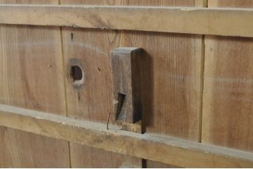 アンティーク建具　総欅(ケヤキ)材　時代の流れを感じさせる格子蔵戸1枚(引き戸、玄関戸、格子戸)(R-080229)