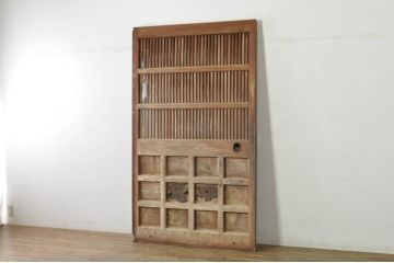アンティーク建具　上手物!!　北陸産　総欅(ケヤキ)材　鶴と亀の金具がアクセントの格子蔵戸1枚(引き戸、玄関戸)(R-080233)