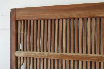 アンティーク建具　上手物!!　北陸産　総欅(ケヤキ)材　鶴と亀の金具がアクセントの格子蔵戸1枚(引き戸、玄関戸)(R-080233)