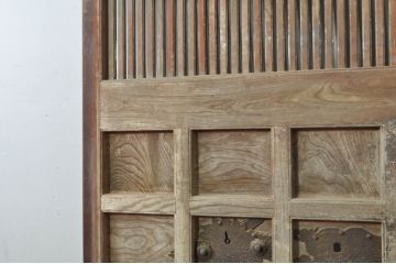 アンティーク建具　上手物!!　北陸産　総欅(ケヤキ)材　鶴と亀の金具がアクセントの格子蔵戸1枚(引き戸、玄関戸)(R-080233)