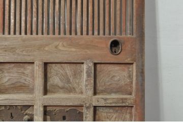 アンティーク建具　上手物!!　北陸産　総欅(ケヤキ)材　鶴と亀の金具がアクセントの格子蔵戸1枚(引き戸、玄関戸)(R-080233)