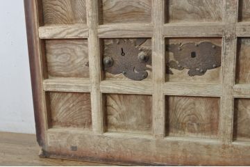 アンティーク建具　上手物!!　北陸産　総欅(ケヤキ)材　鶴と亀の金具がアクセントの格子蔵戸1枚(引き戸、玄関戸)(R-080233)