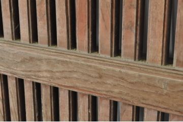 アンティーク建具　上手物!!　北陸産　総欅(ケヤキ)材　鶴と亀の金具がアクセントの格子蔵戸1枚(引き戸、玄関戸)(R-080233)