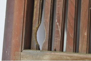 アンティーク建具　上手物!!　北陸産　総欅(ケヤキ)材　鶴と亀の金具がアクセントの格子蔵戸1枚(引き戸、玄関戸)(R-080233)