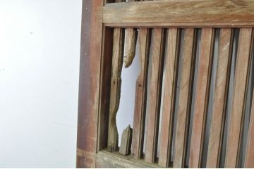 アンティーク建具　上手物!!　北陸産　総欅(ケヤキ)材　鶴と亀の金具がアクセントの格子蔵戸1枚(引き戸、玄関戸)(R-080233)