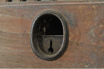 アンティーク建具　上手物!!　北陸産　総欅(ケヤキ)材　鶴と亀の金具がアクセントの格子蔵戸1枚(引き戸、玄関戸)(R-080233)