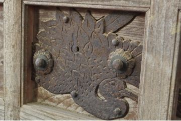 アンティーク建具　上手物!!　北陸産　総欅(ケヤキ)材　鶴と亀の金具がアクセントの格子蔵戸1枚(引き戸、玄関戸)(R-080233)
