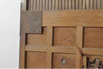 アンティーク建具　上手物!!　北陸産　総欅(ケヤキ)材　鶴と亀の金具がアクセントの格子蔵戸1枚(引き戸、玄関戸)(R-080233)