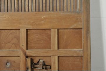 アンティーク建具　上手物!!　北陸産　総欅(ケヤキ)材　鶴と亀の金具がアクセントの格子蔵戸1枚(引き戸、玄関戸)(R-080233)