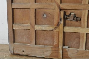 アンティーク建具　上手物!!　北陸産　総欅(ケヤキ)材　鶴と亀の金具がアクセントの格子蔵戸1枚(引き戸、玄関戸)(R-080233)