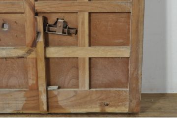 アンティーク建具　上手物!!　北陸産　総欅(ケヤキ)材　鶴と亀の金具がアクセントの格子蔵戸1枚(引き戸、玄関戸)(R-080233)