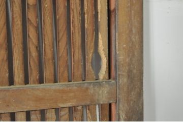 アンティーク建具　上手物!!　北陸産　総欅(ケヤキ)材　鶴と亀の金具がアクセントの格子蔵戸1枚(引き戸、玄関戸)(R-080233)