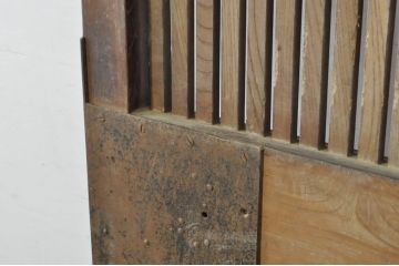 アンティーク建具　上手物!!　北陸産　総欅(ケヤキ)材　鶴と亀の金具がアクセントの格子蔵戸1枚(引き戸、玄関戸)(R-080233)