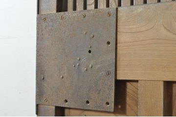 アンティーク建具　上手物!!　北陸産　総欅(ケヤキ)材　鶴と亀の金具がアクセントの格子蔵戸1枚(引き戸、玄関戸)(R-080233)