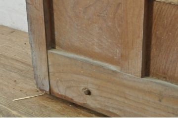 アンティーク建具　上手物!!　北陸産　総欅(ケヤキ)材　鶴と亀の金具がアクセントの格子蔵戸1枚(引き戸、玄関戸)(R-080233)